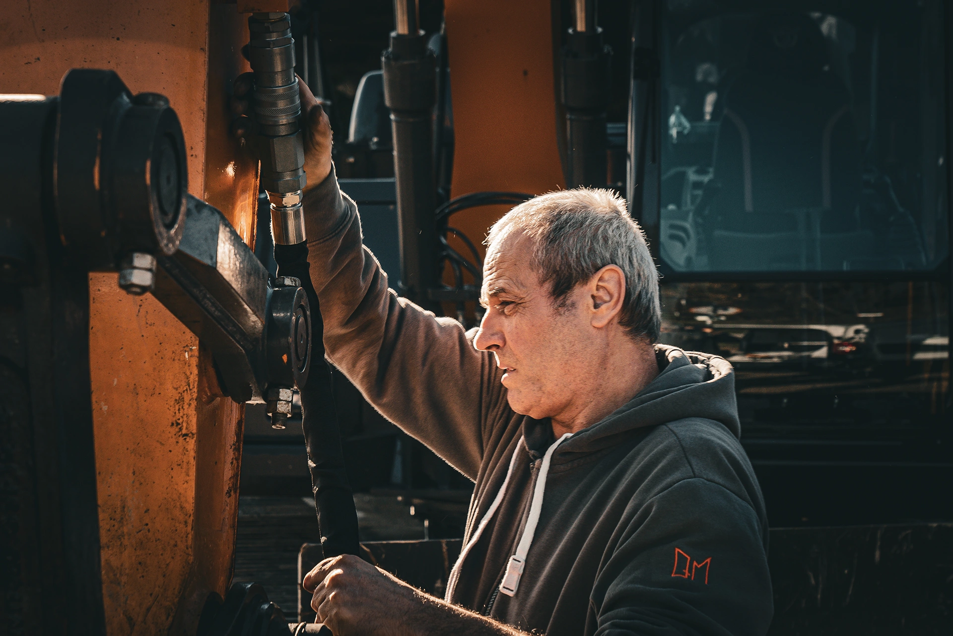 installazione trincia su escavatore